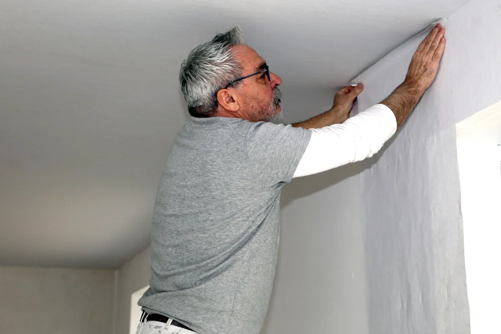 Vliesbehang vs stucen bij nieuwbouwwoningen in Den Bosch. Wat is beter? Deze uitleg zal je helpen om een keuze te maken.